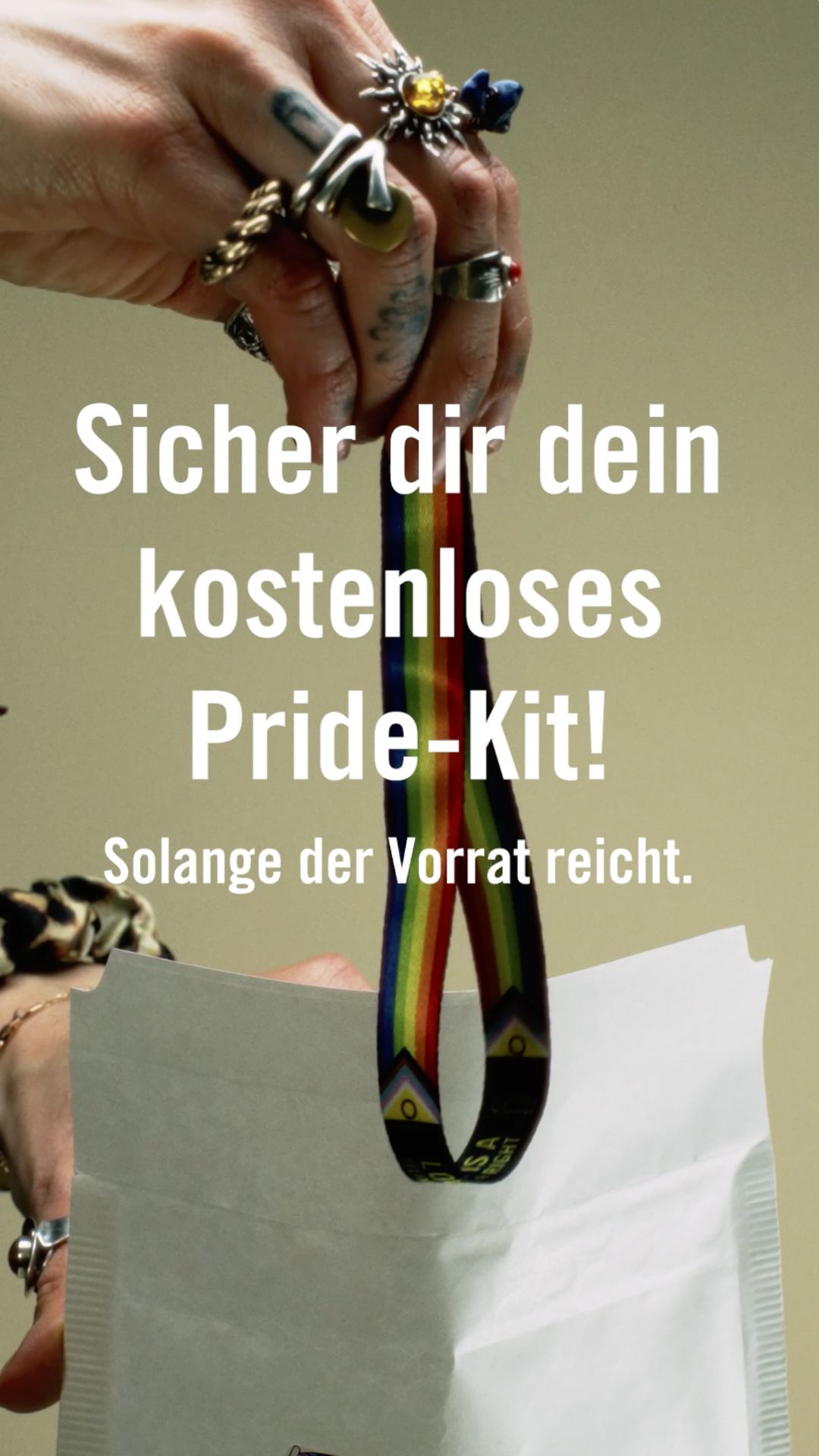 Unpacking des Pride Kits von Amnesty International