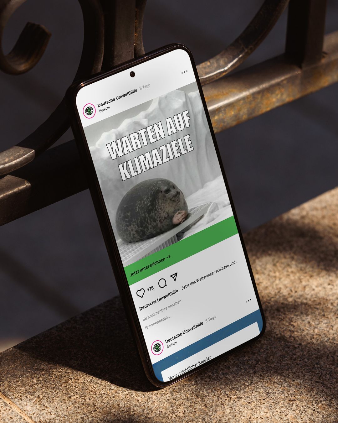 Hände die das Pride Kit von Amnesty International halten